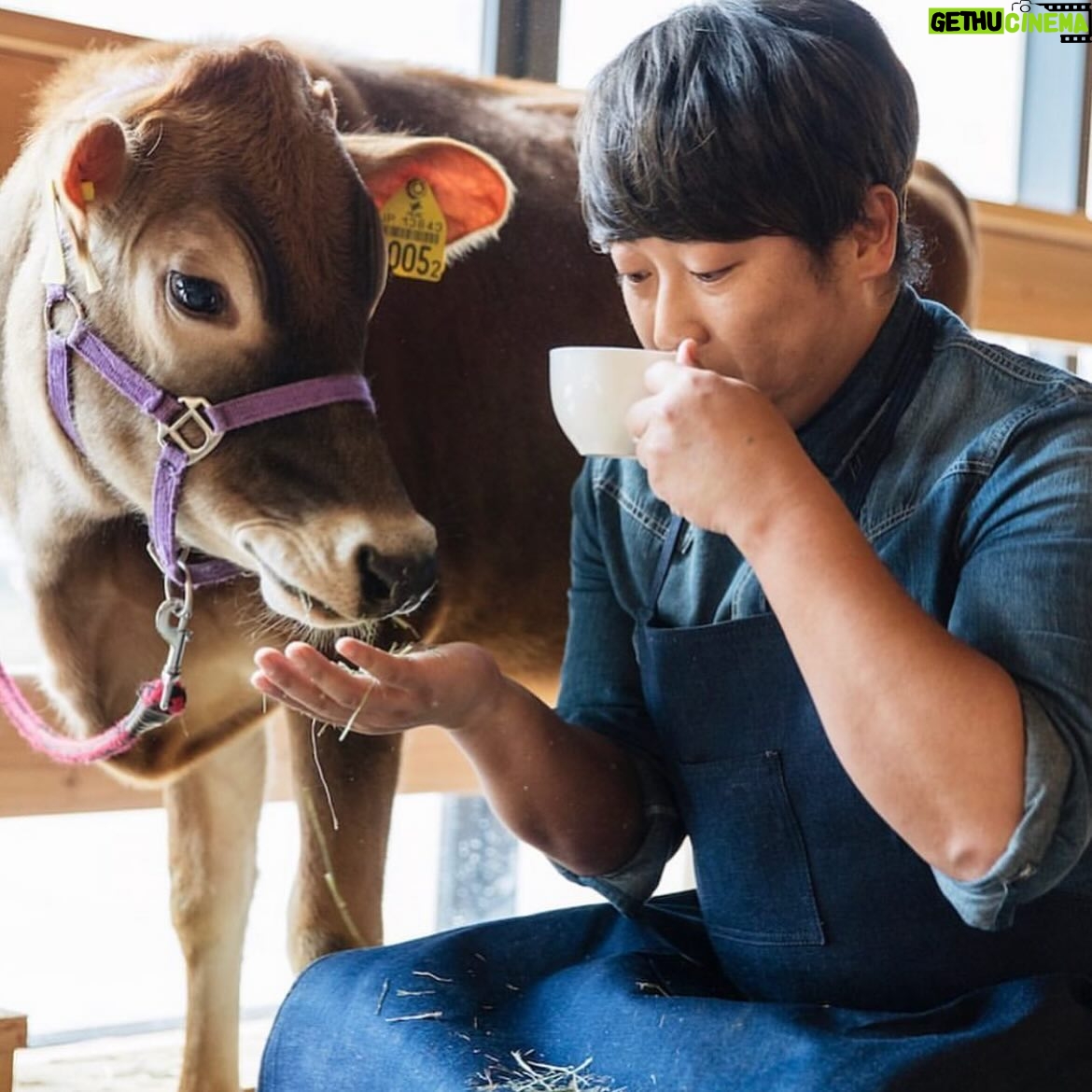 Ryuji Akiyama - 8.8K Likes - 8月11日はインスタント・コーヒーの日。
バリスタ界最大の祭典「世界珈琲」にて、日本人初の3年連続チャンピオンに選ばれたトータル・バリスタの盛伸市。
「僕はコーヒー星人なので、お乳を出しているさまざまな動物を見ると、 それが『ラテにしてくれ!』というメッセージにしか見えないのです」と語っているのは有名な話。
では、盛がコーヒー豆の良し悪しを判別するポイントとは何でしょう?!
答えは明日の投稿の最後で!
※昨日のクイズの答え→「真心」
#クリエイターズファイル
#盛伸市
#コーヒー
#クリエイター
#クリエイティブ
#写真日記
#日記
#記念日
#ダイアリー
#クイズ
#サプライズ
#netflix
#毎日投稿
#ロバート秋山
#お笑い好き