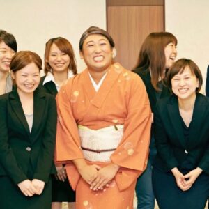 Ryuji Akiyama Instagram - 8月10日は宿の日。

「銀風の塔」グループCEOの大垣節子。
「お客様はライバルであり天敵」と語っているのは有名な話。

では、大垣節子にとっての“創造”とは何でしょう?!

答えは明日の投稿の最後で!
※昨日のクイズの答え→「ALUMI HEARK (アルミハーク)」

#クリエイターズファイル
#大垣節子
#クリエイター
#クリエイティブ
#写真日記
#日記
#記念日
#ダイアリー
#クイズ
#サプライズ
#netflix
#毎日投稿
#ロバート秋山
#お笑い好き