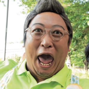 Ryuji Akiyama Instagram - 8月8日は笑いの日。

徳島を拠点とする大人気タレントの津村屋コウジ（通称”つむさん”）。

流石（ながれいし）ディレクターとも爆笑のやりとりをしながら、ロケバス（つむさん丸）で 過酷な旅をするつむさん。
つむさんが企画も手がけたという大人気コーナーは、共演者のはらやん（原田健二）との軽妙なかけあいが人気の秘訣だというのは有名な話。

では、その大人気コーナーのタイトルは何でしょう?!

答えは明日の投稿の最後で!
※昨日のクイズの答え→「ダンスクラブの戸崎カフラマキ千香と、梶川レキスサンダニム・ホクロマフ・ピットバーマン知子の二人がクオモフ島の大会で完全優勝すること」

#クリエイターズファイル
#津村屋コウジ
#タレント
#ディレクター
#クリエイター
#クリエイティブ
#写真日記
#日記
#記念日
#ダイアリー
#クイズ
#サプライズ
#netflix
#毎日投稿
#ロバート秋山
#お笑い好き