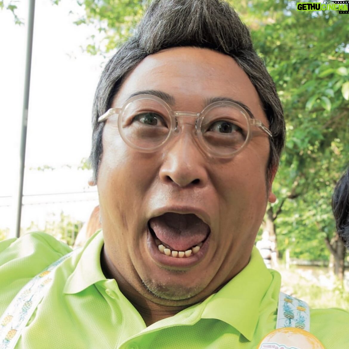 Ryuji Akiyama - 8.3K Likes - 8月8日は笑いの日。
徳島を拠点とする大人気タレントの津村屋コウジ(通称”つむさん”)。
流石(ながれいし)ディレクターとも爆笑のやりとりをしながら、ロケバス(つむさん丸)で 過酷な旅をするつむさん。
つむさんが企画も手がけたという大人気コーナーは、共演者のはらやん(原田健二)との軽妙なかけあいが人気の秘訣だというのは有名な話。
では、その大人気コーナーのタイトルは何でしょう?!
答えは明日の投稿の最後で!
※昨日のクイズの答え→「ダンスクラブの戸崎カフラマキ千香と、梶川レキスサンダニム・ホクロマフ・ピットバーマン知子の二人がクオモフ島の大会で完全優勝すること」
#クリエイターズファイル
#津村屋コウジ
#タレント
#ディレクター
#クリエイター
#クリエイティブ
#写真日記
#日記
#記念日
#ダイアリー
#クイズ
#サプライズ
#netflix
#毎日投稿
#ロバート秋山
#お笑い好き