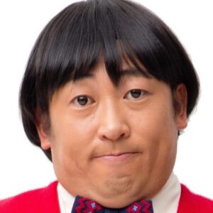 Ryuji Akiyama Instagram - 8月15日は刺身の日。

お刺身を食べるのにぴったりな、有田焼コラボの醤油皿があるのは有名な話。
YOKO FUCHIGAMI・みちくん・Ri-CIELがセットになった醤油皿。

醤油などの調味液を溝に注ぐとそれぞれのキャラクターが出現!
では、この中の1人、みちくんが所属している劇団は何という名前でしょう?!

答えは明日の投稿の最後で!
※昨日のクイズの答え→「アー・ユー・オーケー?」

#クリエイターズファイル
#醤油皿
#有田焼
#クリエイター
#クリエイティブ
#写真日記
#日記
#記念日
#ダイアリー
#クイズ
#サプライズ
#netflix
#毎日投稿
#ロバート秋山
#お笑い好き