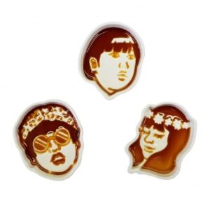 Ryuji Akiyama Instagram - 8月15日は刺身の日。

お刺身を食べるのにぴったりな、有田焼コラボの醤油皿があるのは有名な話。
YOKO FUCHIGAMI・みちくん・Ri-CIELがセットになった醤油皿。

醤油などの調味液を溝に注ぐとそれぞれのキャラクターが出現!
では、この中の1人、みちくんが所属している劇団は何という名前でしょう?!

答えは明日の投稿の最後で!
※昨日のクイズの答え→「アー・ユー・オーケー?」

#クリエイターズファイル
#醤油皿
#有田焼
#クリエイター
#クリエイティブ
#写真日記
#日記
#記念日
#ダイアリー
#クイズ
#サプライズ
#netflix
#毎日投稿
#ロバート秋山
#お笑い好き