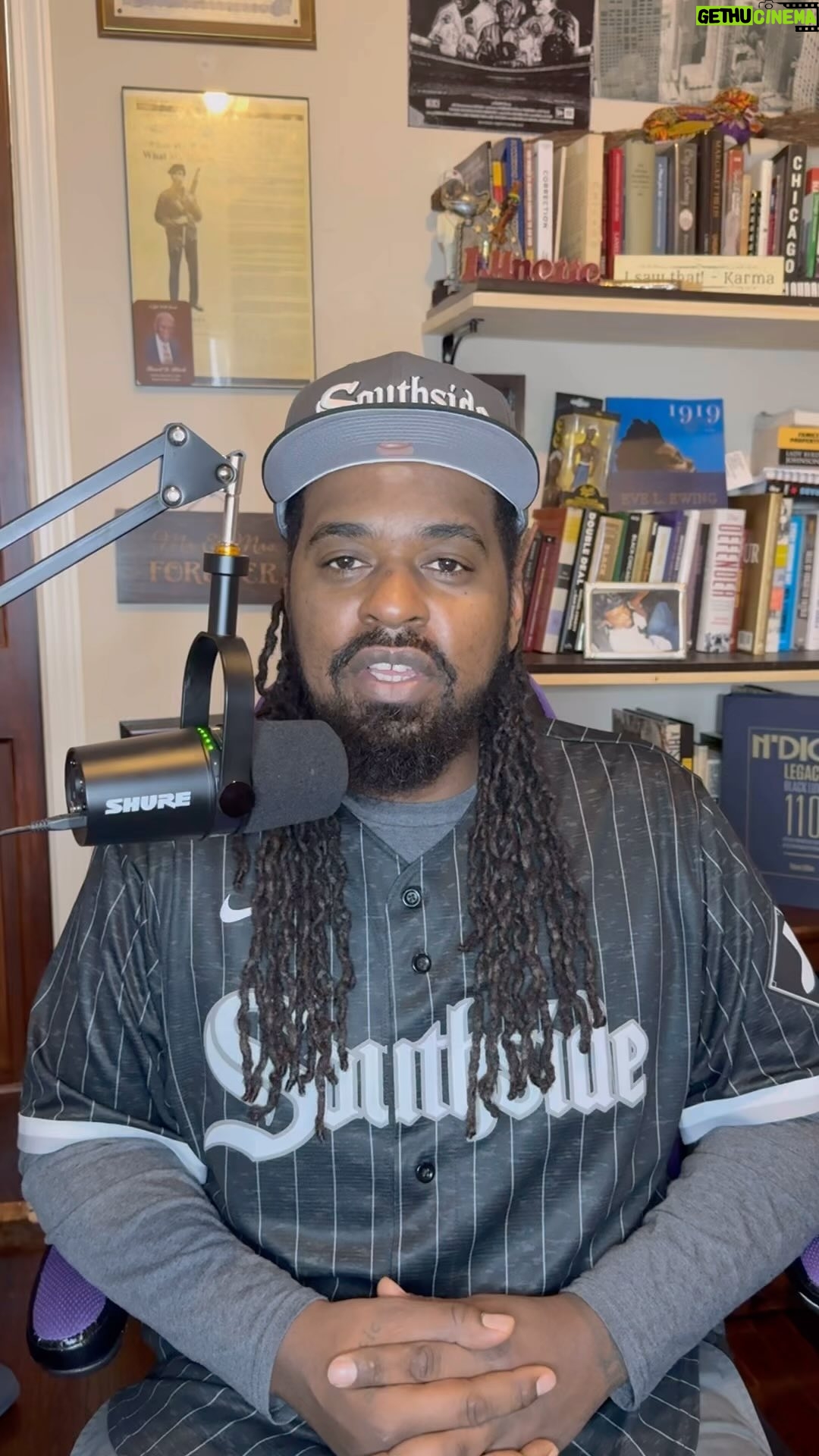 S. Dilla Thomas - 2.7K Likes - Would you ever run a marathon?? They say the best way to work on your dad bod is to run a marathon š³, so thatās what Iām doing. I want to be part of Chicago history so Iām participating in three historic runs. Show yo boy some love if you see me in your neighborhood. #ChicaGOtheDistance #ShamrockShuffle