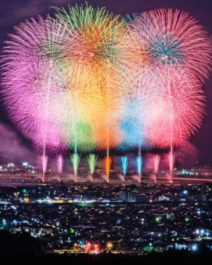 SHOCK EYE Instagram - 昨晩、長岡花火を撮影してきました✨✨✨
今まで見てきた花火で1番と言っていい凄い規模の花火でした🔥😆
その分、準備など色々と大変だったけど、
場所取りから始まり花火がスタートするまでの写真家仲間との時間もとても楽しく、そして花火がスタートしてからの皆との真剣な時間、、その全てが最高でした。

長岡花火、、流石日本一と言われるだけあって、次から次へと素晴らしい演目が続き、どこを切り取っても、最高の絶景でした。
まだまだ拙い撮影技術の僕でも、こんなに凄い瞬間がたくさん切り取れました^ ^

この10枚どうかな？
どれが好きか聞かせてもらえたら嬉しいな✨

そして、
この場所へ連れてきてくれた @takahiro_bessho さん、
場所取りを1番に頑張ってくれた @yukkey.inc くん、
先週に引き続き本当にありがとうございました^ ^
そして、テントなど最高の場所を提供してくれた @takamaro_photographer さんにも最大級の感謝を🙏✨

そしてここに書ききれないけれど、交流してくださった沢山の写真家の皆様、ありがとうございました^ ^
めちゃくちゃ楽しかったです。
また是非一緒に撮影しましょうね😊🔥✨
ということで、、僕は東京に帰ります^ ^
皆さん、2日目も楽しんでくださいねー

最後に、、
こんな素晴らしい花火大会を維持運営し続けている関係者の皆様、、、心から感謝を申し上げます。
感動をありがとうございました🙏

#長岡花火 #花火 #fireworks