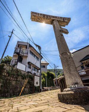 SHOCK EYE Instagram - 今日は長崎、県民祈りの日。
79年前に長崎に原爆が投下された日です。
戦没者、被害者の方々のご冥福をお祈りします。

先日8月6日の長崎でのライブの次の日に山王神社へいってきました。
爆風で飛ばされた半身、その痛々しい姿にもかかわらず立派に79年も立ち続けている一本柱鳥居（片足鳥居）や、被曝してもなお、その生命力で青々と元気な姿を見せてくれる被曝クスノキのある神社さんです。

去年も同じ時期に長崎にいて、
この場所を訪れました。

ここにいると、
心が普段と違う動き方をするのがわかります。
当時の様子を想像したり、、
静かな平和な風景の中にいる”今”という時間を噛み締めたり、被害者の方々の無念に想いを馳せ、そして自分の身に置き換えて考えてみたり、、
そんな心のざわつき。

どこにでもあるような日常がある日突然、
一瞬にして奪われてしまう、、
信じられないような出来事。
どんなことがあっても暴力は肯定されるべきではない、、と改めて思い、平和を心から願う時間でした。

戦争を体験していない僕らはもちろん、
前の戦争の悲しみや苦しみを体験したことはありません。
けれど、その気持ちに寄り添い、想像することはできます。

年に一度だけでいい、、
この8月のこの時期だけでも、平和について、戦争について考え、
今、目の前にある日常がどれだけかけがけのないものなのかを想像する時間にしてもらえたら嬉しいです。

長崎でライブをしている時、、
皆と音楽を奏でている時、、
実は皆の笑顔を見て泣きそうになることがありました。
それは、
嬉しくてだし、
きっと強く平和を感じたからです。
そして、
長崎の皆のご先祖はこのシーンを見てどう思ってくれるかな？
安心してくれてるかな？って。

この夏の青い空、入道雲の向こうで、
僕らの笑顔を見守ってくれているのかなって。

#長崎山王神社 #一本柱鳥居 #片足鳥居 #県民祈りの日 #被曝クスノキ