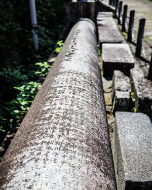 SHOCK EYE Instagram - 今日は長崎、県民祈りの日。
79年前に長崎に原爆が投下された日です。
戦没者、被害者の方々のご冥福をお祈りします。

先日8月6日の長崎でのライブの次の日に山王神社へいってきました。
爆風で飛ばされた半身、その痛々しい姿にもかかわらず立派に79年も立ち続けている一本柱鳥居（片足鳥居）や、被曝してもなお、その生命力で青々と元気な姿を見せてくれる被曝クスノキのある神社さんです。

去年も同じ時期に長崎にいて、
この場所を訪れました。

ここにいると、
心が普段と違う動き方をするのがわかります。
当時の様子を想像したり、、
静かな平和な風景の中にいる”今”という時間を噛み締めたり、被害者の方々の無念に想いを馳せ、そして自分の身に置き換えて考えてみたり、、
そんな心のざわつき。

どこにでもあるような日常がある日突然、
一瞬にして奪われてしまう、、
信じられないような出来事。
どんなことがあっても暴力は肯定されるべきではない、、と改めて思い、平和を心から願う時間でした。

戦争を体験していない僕らはもちろん、
前の戦争の悲しみや苦しみを体験したことはありません。
けれど、その気持ちに寄り添い、想像することはできます。

年に一度だけでいい、、
この8月のこの時期だけでも、平和について、戦争について考え、
今、目の前にある日常がどれだけかけがけのないものなのかを想像する時間にしてもらえたら嬉しいです。

長崎でライブをしている時、、
皆と音楽を奏でている時、、
実は皆の笑顔を見て泣きそうになることがありました。
それは、
嬉しくてだし、
きっと強く平和を感じたからです。
そして、
長崎の皆のご先祖はこのシーンを見てどう思ってくれるかな？
安心してくれてるかな？って。

この夏の青い空、入道雲の向こうで、
僕らの笑顔を見守ってくれているのかなって。

#長崎山王神社 #一本柱鳥居 #片足鳥居 #県民祈りの日 #被曝クスノキ
