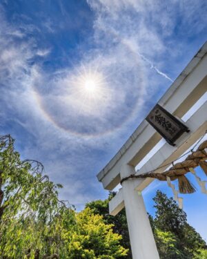 SHOCK EYE Instagram - 長岡花火の写真、沢山の閲覧ありがとうございました😊

この写真をきっかけにSHOCK EYEが写真をやってるのを知ったと言う方も多かったのではないかな？

僕は、音楽活動の傍、
全国色々な場所で写真を撮っています^ ^

元々は大好きな神社巡りからはじまりました。
素敵な場所を少しでも知ってもらいたくて、
その場所をより素敵に紹介したくていつしかスマホから、一眼カメラを持つようになりました。

神社や景色を紹介させてもらうと、
その地に住む人たちが喜んでくれたり、
誇らしく思ってくれたり、
驚いてくれたり、
何より日本の魅力を再発見してもらえることがとても嬉しくて、
誰かの幸せや笑顔を作れているようで、
それが力となり、楽しみながらここまで続けてこれました^ ^

素敵な写真を撮れることが心から幸せで、いつしか写真は僕にとって欠かせないライフワークになっていました。

ただこんな素敵な写真を撮れるのも、
僕に快く協力してくたり、情報をシェアしてくれたり、仲間に入れてくださる優しい写真家さん達がいたからに他なりません☺️
それが本当にありがたくて、心から感謝してます。

彼らは日々、写真や動画を通じて、全国の絶景を紹介したり、地元観光を盛り上げようとしたり、日本を上げようと懸命に活動されてます。
もちろん当人達はめちゃくちゃそのことを楽しみながらやっているんですが、、
実は一枚の写真のその裏には莫大な時間、労力がかかっていて、、
その姿をそばで見ていて本当にすごいなぁ、、と感服してばかりなんです🙇

沢山影響をもらいますし、そんなシーンの末席に僕のような人間を加えてもらえることを誇らしく思っていたりします^ ^

だからこそ僕にしかできないことで力添えできることは何か？といつも考えています🔥🧐

是非この投稿をきっかけに、
全国の素敵な写真を投稿されてる写真家さん達のアカウントを沢山チェックしてもらえたら嬉しいです。
僕自身も沢山のヤバい写真家さん達をフォローさせてもらっていつも投稿を楽しませてもらってます。
本当すごい写真沢山あるんだよ😆✨

よろしく😊

皆のその行動がこの国をもっと上げていくキッカケになることを願って^ ^

#絶景 #写真家になりたい
