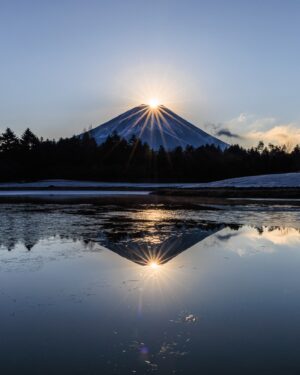 SHOCK EYE Instagram - 長岡花火の写真、沢山の閲覧ありがとうございました😊

この写真をきっかけにSHOCK EYEが写真をやってるのを知ったと言う方も多かったのではないかな？

僕は、音楽活動の傍、
全国色々な場所で写真を撮っています^ ^

元々は大好きな神社巡りからはじまりました。
素敵な場所を少しでも知ってもらいたくて、
その場所をより素敵に紹介したくていつしかスマホから、一眼カメラを持つようになりました。

神社や景色を紹介させてもらうと、
その地に住む人たちが喜んでくれたり、
誇らしく思ってくれたり、
驚いてくれたり、
何より日本の魅力を再発見してもらえることがとても嬉しくて、
誰かの幸せや笑顔を作れているようで、
それが力となり、楽しみながらここまで続けてこれました^ ^

素敵な写真を撮れることが心から幸せで、いつしか写真は僕にとって欠かせないライフワークになっていました。

ただこんな素敵な写真を撮れるのも、
僕に快く協力してくたり、情報をシェアしてくれたり、仲間に入れてくださる優しい写真家さん達がいたからに他なりません☺️
それが本当にありがたくて、心から感謝してます。

彼らは日々、写真や動画を通じて、全国の絶景を紹介したり、地元観光を盛り上げようとしたり、日本を上げようと懸命に活動されてます。
もちろん当人達はめちゃくちゃそのことを楽しみながらやっているんですが、、
実は一枚の写真のその裏には莫大な時間、労力がかかっていて、、
その姿をそばで見ていて本当にすごいなぁ、、と感服してばかりなんです🙇

沢山影響をもらいますし、そんなシーンの末席に僕のような人間を加えてもらえることを誇らしく思っていたりします^ ^

だからこそ僕にしかできないことで力添えできることは何か？といつも考えています🔥🧐

是非この投稿をきっかけに、
全国の素敵な写真を投稿されてる写真家さん達のアカウントを沢山チェックしてもらえたら嬉しいです。
僕自身も沢山のヤバい写真家さん達をフォローさせてもらっていつも投稿を楽しませてもらってます。
本当すごい写真沢山あるんだよ😆✨

よろしく😊

皆のその行動がこの国をもっと上げていくキッカケになることを願って^ ^

#絶景 #写真家になりたい