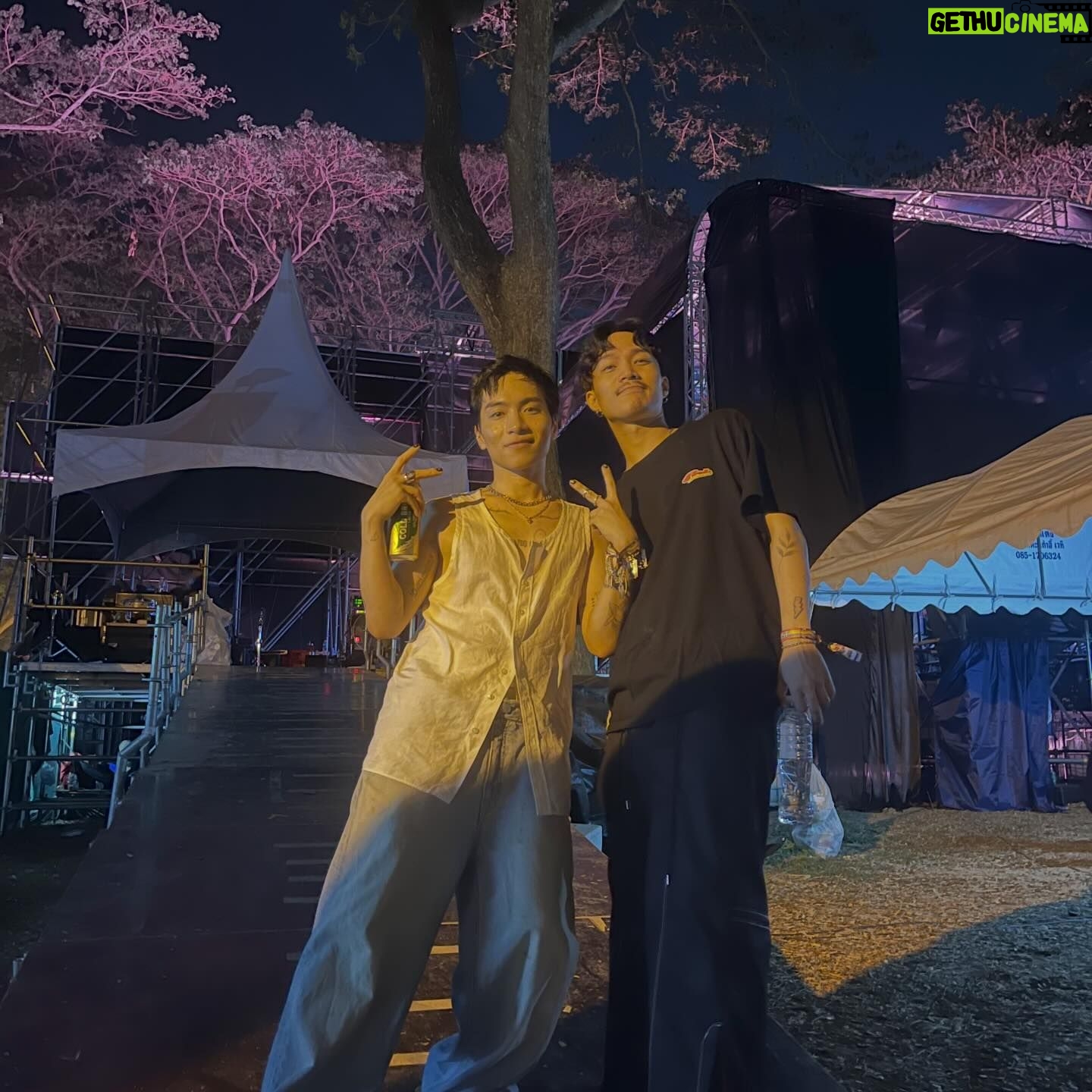 SIRUP - 5.1K Likes - Thank you @bigmountainmusicfestival
First time performing as a SIRUP in Thailand🇹🇭
It was sooo exited!
Thanks to all of you who came to enjoy it with me!
ขอบคุณทุกคนที่มากันในวันนี้มากเลยนะครับ!
นี่เป็นการมา Solo ครั้งแรกในไทยของ SIRUP เลย ต้องขอบคุณทุกคนมากจริง ๆ ที่ทำให้ออกมาวิเศษแบบนี้!
ผมจะกลับมาที่ไทยอีกครั้งอย่างแน่นอนครับ! ระหว่างนั้นช่วยฟังเพลงของผมรอกันไปก่อนนะครับ!
ดีใจมากจริง ๆ ครับที่คนไทยฟังเพลงของผมเยอะกันขนาดนี้เลย
See you again💚
初めてのSIRUPとしてのタイでのパフォーマンス最高に楽しかった!
タイで自分の音楽聞いてくれてる人がいるなんて本当に嬉しいわ!
また来るぞー待ってろ〜🫶🏻本当にありがとう!
#bigmountainmusicfestival2023