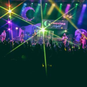 SIRUP Instagram - Grooving Night 3回目ゲストは @tanaakin と共に！

3回目をTENDREとやれたのはグルナイとしては非常にイベントの趣旨や態度がしっかり締まったような感じがして本当にTENDREに感謝！

この音楽と社会を繋ぐ、ライブ&トークイベントGrooving Night @grooving_night 、まさに普段からそういう意識を持ち、そんな話をプライベートでもよくするTENDREと出来たことで自然体でそれを表現できたんじゃないかなと思います。

今回は更に、視聴覚障害サポートやプライドセンター大阪
@pride_center_osaka の皆さん参加していただいたりと、音楽イベントは自由でセーフゾーンであるべきだしそういった空間作りのためのサポートをしていただきました。

これからも最高の音楽体験と様々なトークをみんなでシェアし合って、イベントとして来てくれたみんな明日からの活力にしてくれたらそれはまた我々の活力になるとゆう最高循環を作るために @grooving_night チームと共々頑張っていきたいと思います！

なんかいつもより熱くなりましたが、とりあえずみんなが楽しんでくれたらそれでええです🔥

次回は九月予定！

お楽しみに！！

#GroovingNight 

📸 @nabespg