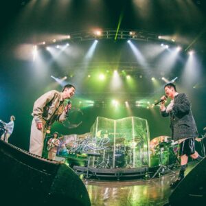 SIRUP Instagram - Grooving Night 3回目ゲストは @tanaakin と共に！

3回目をTENDREとやれたのはグルナイとしては非常にイベントの趣旨や態度がしっかり締まったような感じがして本当にTENDREに感謝！

この音楽と社会を繋ぐ、ライブ&トークイベントGrooving Night @grooving_night 、まさに普段からそういう意識を持ち、そんな話をプライベートでもよくするTENDREと出来たことで自然体でそれを表現できたんじゃないかなと思います。

今回は更に、視聴覚障害サポートやプライドセンター大阪
@pride_center_osaka の皆さん参加していただいたりと、音楽イベントは自由でセーフゾーンであるべきだしそういった空間作りのためのサポートをしていただきました。

これからも最高の音楽体験と様々なトークをみんなでシェアし合って、イベントとして来てくれたみんな明日からの活力にしてくれたらそれはまた我々の活力になるとゆう最高循環を作るために @grooving_night チームと共々頑張っていきたいと思います！

なんかいつもより熱くなりましたが、とりあえずみんなが楽しんでくれたらそれでええです🔥

次回は九月予定！

お楽しみに！！

#GroovingNight 

📸 @nabespg