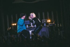 SKY-HI Instagram - 豊洲PIT day2

本当に素敵な誕生日やった。

長い友達 現たなか

なんか相棒感すごいたくや

そして湘南乃風のHAN-KUNが来てくれました。

HAN-KUNには烏滸がましくもシンパシーを感じさせていただいていたり、あと純粋にめっちゃかっこよくて好きだったので、このタイミングでの新曲初披露めちゃくちゃ興奮したなー！！

毎年誕生日6000人（3000  x 2）に祝ってもらってるってアンタすごいねって友人に言われたけど、マジそうやな。

俺はウチのアーティストを幸せにする事でしか癒えない傷みたいなのを抱えてるのは間違いないんだけど、

その皆に出会わせてくれたのは、

俺にこの人生を歩かせてくれてるのは、

あんただFLYERS！！

心から感謝してるし、

それ以上にリスペクトしてる。

愛してるしね！

愛と感謝とリスペクトを持って、

次の一年に進みます。

またすぐ会いましょう！