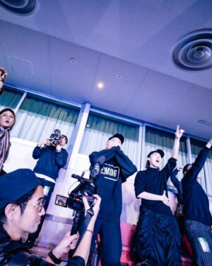 SKY-HI Instagram - Novel Core 22歳最後の日に、初の武道館ライブ。

3年前に約束した夢の日が、今日だった。

夢っていうのは大きければ大きいほど周りからも本気だと思ってもらいづらく、嘲笑されることも多い。表でも裏でもされるよね。

でも自分の夢を本気で信じる事が、本気で近づくためのアクション…本気の努力に繋がるし、

一つずつそれを、正しい方向の努力を正しいメソッドで成していけば、いつのまにかなりたい自分になっているもんで。
気付いたら追いかけてた夢が現実になって、それすら追い越している。

…言葉にすると簡単だけど、それがどれだけしんどくて苦しくて孤独な事か、俺はよーく、よおおおおく知ってる。

今日のCoreの姿の一瞬一瞬に、その裏側にある日々がありありと見えて、

そして俺達が過ごしてきたこの3年間が蘇ってきて、

感慨の極みに至った思いは、「本気で生きる事がいかに美しいか」。

あの日初めて会った、傷つく事に慣れた10代の少年は、どこか昔の自分の様に感じていた。

いつの間にか彼の全てが僕にとって圧倒的自分事で、唯一無二の存在になっていて…

そして今日！あの日の少年に、僕のこれまでの人生全てを肯定してもらった気すらしている。

Core、生きててくれてありがとう。俺と出会ってくれてありがとう。

まだまだやるべき事がたくさんあるからね！いっぱい夢を見て行こう！

一つの夢が完結して、もっっと大きな夢が始まった、

そんな素敵な日でした。

お前の夢は俺の夢！行けるとこまでかっ飛ばそうぜ！

P.S.
俺の写真は撮らないでいいから…笑
Novel Core "HERO"彼の誕生日の1/18リリースです🔥

#NovelCore_HERO