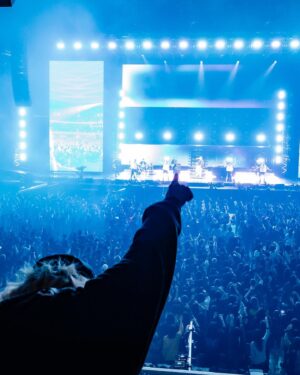 SKY-HI Instagram - Novel Core 22歳最後の日に、初の武道館ライブ。

3年前に約束した夢の日が、今日だった。

夢っていうのは大きければ大きいほど周りからも本気だと思ってもらいづらく、嘲笑されることも多い。表でも裏でもされるよね。

でも自分の夢を本気で信じる事が、本気で近づくためのアクション…本気の努力に繋がるし、

一つずつそれを、正しい方向の努力を正しいメソッドで成していけば、いつのまにかなりたい自分になっているもんで。
気付いたら追いかけてた夢が現実になって、それすら追い越している。

…言葉にすると簡単だけど、それがどれだけしんどくて苦しくて孤独な事か、俺はよーく、よおおおおく知ってる。

今日のCoreの姿の一瞬一瞬に、その裏側にある日々がありありと見えて、

そして俺達が過ごしてきたこの3年間が蘇ってきて、

感慨の極みに至った思いは、「本気で生きる事がいかに美しいか」。

あの日初めて会った、傷つく事に慣れた10代の少年は、どこか昔の自分の様に感じていた。

いつの間にか彼の全てが僕にとって圧倒的自分事で、唯一無二の存在になっていて…

そして今日！あの日の少年に、僕のこれまでの人生全てを肯定してもらった気すらしている。

Core、生きててくれてありがとう。俺と出会ってくれてありがとう。

まだまだやるべき事がたくさんあるからね！いっぱい夢を見て行こう！

一つの夢が完結して、もっっと大きな夢が始まった、

そんな素敵な日でした。

お前の夢は俺の夢！行けるとこまでかっ飛ばそうぜ！

P.S.
俺の写真は撮らないでいいから…笑
Novel Core "HERO"彼の誕生日の1/18リリースです🔥

#NovelCore_HERO