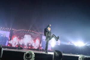 SKY-HI Instagram - 新年が明けて早々、日本を襲った痛ましいニュースの数々に対して思う事があまりにも多く、発信するにあたって逡巡を繰り返してしまっておりました。

まずはこの度被害にあわれた皆さまに、謹んでお見舞い申し上げます。そして一日も早く被災地の復旧・復興が進みますよう、心よりお祈り申し上げます。

被災地に対しても周囲に対しても、少しでも我々が出来る事を今後も行なっていく所存です。

そして、同時に我々は本懐である音楽、それに伴うエンターテイメントビジネスを全うする事、そのスピードを落とさずにいる事を今後も大切に致します。

独立起業し三年、BMSGにとって今年は（今年も、ですが）本当に大きな一年になりますので、
"才能を殺さないために"を変わらず掲げ、
アーティストが心身共に健やかに、良い音楽を、MVを、ライブを、良く届ける為に魂を捧げて参ります。

Aile The Shotaが、これはもう売れざるを得ないだろうという作品を作ってくれました。リリースが本当に楽しみです。
REIKOは、デビューから間もないですが、もうアジア諸国からのオファーとアプローチが始まっています。
edhiii boiは"おともだち"がTikTokチャートで現在5週連続1位。完全に時代の寵児です。
BE:FIRSTのドームも、もう完成間近です。多くは語りませんが楽しみにしていてください。
MAZZELの待望のニュースも今月中に出せます。今年は立て続けに彼等の活躍がお見せできそうです。
トレーニーが、今年一回目の成果発表会で、とんでもないパフォーマンスを見せてくれました。2024年の初泣きは彼らに捧げました。
ちゃんみなプロデュースで行い、日本テレビさんで放映されるガールズグループオーディション"No No Girls"は応募締め切りが今月いっぱい。毎日とんでもない才能が応募してくれています。

そして今月は、第一弾アーティストのNovel Coreが22歳の若さで日本武道館に立ちます。

自分も、既に年が明けてから自作とプロデュースワーク合わせて4曲が完成しましたし、それらが様々な形で世の中に出るタイミングも決まっております。

起業時に抱いた野望も確信も、加速こそすれど、衰える兆しがございません。

何卒今年もよろしくお願い致します。