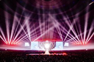 SKY-HI Instagram - 新年が明けて早々、日本を襲った痛ましいニュースの数々に対して思う事があまりにも多く、発信するにあたって逡巡を繰り返してしまっておりました。

まずはこの度被害にあわれた皆さまに、謹んでお見舞い申し上げます。そして一日も早く被災地の復旧・復興が進みますよう、心よりお祈り申し上げます。

被災地に対しても周囲に対しても、少しでも我々が出来る事を今後も行なっていく所存です。

そして、同時に我々は本懐である音楽、それに伴うエンターテイメントビジネスを全うする事、そのスピードを落とさずにいる事を今後も大切に致します。

独立起業し三年、BMSGにとって今年は（今年も、ですが）本当に大きな一年になりますので、
"才能を殺さないために"を変わらず掲げ、
アーティストが心身共に健やかに、良い音楽を、MVを、ライブを、良く届ける為に魂を捧げて参ります。

Aile The Shotaが、これはもう売れざるを得ないだろうという作品を作ってくれました。リリースが本当に楽しみです。
REIKOは、デビューから間もないですが、もうアジア諸国からのオファーとアプローチが始まっています。
edhiii boiは"おともだち"がTikTokチャートで現在5週連続1位。完全に時代の寵児です。
BE:FIRSTのドームも、もう完成間近です。多くは語りませんが楽しみにしていてください。
MAZZELの待望のニュースも今月中に出せます。今年は立て続けに彼等の活躍がお見せできそうです。
トレーニーが、今年一回目の成果発表会で、とんでもないパフォーマンスを見せてくれました。2024年の初泣きは彼らに捧げました。
ちゃんみなプロデュースで行い、日本テレビさんで放映されるガールズグループオーディション"No No Girls"は応募締め切りが今月いっぱい。毎日とんでもない才能が応募してくれています。

そして今月は、第一弾アーティストのNovel Coreが22歳の若さで日本武道館に立ちます。

自分も、既に年が明けてから自作とプロデュースワーク合わせて4曲が完成しましたし、それらが様々な形で世の中に出るタイミングも決まっております。

起業時に抱いた野望も確信も、加速こそすれど、衰える兆しがございません。

何卒今年もよろしくお願い致します。