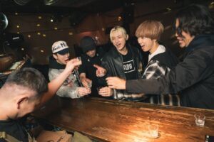 SKY-HI Instagram - ついに完結しました！

地方のライブハウスを回る企画、Round A Ground、遂に100公演。泣けるな。

最後は、ずっと決めてたんだけど、人生で初めてSKY-HIとしてラップをした渋谷Familyで、当時と同じくお客さん5人でのライブ。

すぐにアーカイブも上がると思うんで、ファンクラブ FLYERSで是非見てください。
Youtubeでもちょこっとあがるよ！

ここはもちろんの photo by @satoshihata87 

#RAG100
#RAGツアー
#SKYHI
