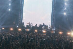 STUTS Instagram - STUTS "90 Degrees" LIVE at 日本武道館、改めてありがとうございました。

当日は嵐のように時間が過ぎ去っていったので、今ようやくじわじわとライブの余韻を感じてきています。

今まで曲を作らせてもらった素晴らしいゲストの皆さまと最高なバンドメンバーの皆さまで武道館に立てて、本当に感慨深かったです。

現在と過去、そしてこれからの自分を見せられたらと思い、今までバンドセットでやったことない曲をバンドでやったり、昔やってたようなMPCのパフォーマンスをやったり、未発表の新曲もBIM君、Awichさんと2曲披露させてもらったりしました。
また、Mirage Collectiveで初めてライブを人前でさせてもらいました。

そして本編ラストのMC中では松たか子さんからもまさかのサプライズでビデオメッセージをいただけました。。

色々な出会いや機会に恵まれて、昔からの最高な友達から最近出会った素敵な方々まで、全員であの舞台に立てたことが本当に感無量でした。

PUNPEEさんもフリースタイルで言ってましたが、最後のセッションでは昔渋谷Familyとかのクラブで、自分がMPC叩き始めた時みたいに皆で明け方にセッションやっているみたいな感覚になってました。

これからも自分が納得できる曲を作って、いい感じでライブできるように精進します。

岩見さん、仰木さん、TAIHEIくん、ゆうせいくん、吉良くん、武嶋さん、佐瀬くん、
tofuさん、Daichiくん、鎮さん、C.O.S.A.さん、Yo-seaくん、まみこちゃん、SIKK-Oさん、ビーサンさん(北里彰久さん)、Kaneeeくん、T-Pablowさん、KO-neyさん、KMCさん、G Yamazawaくん、仙人掌さん、Campanellaさん、BIMくん、RYO-Zさん、JJJ、OMSBさん、Awichさん、Ryugoくん、SANTAくん、NENEさん、PUNPEEさん、
松さん、
YONCEくん、butajiさん、ハマくん、荒田くん、太田垣さん、杏さん、JPくん

スタッフの皆さま、(前の日の深夜から公演後まで本当にお疲れさまでした‥！)

そしてお越し下さった全ての皆さま、

改めて本当にありがとうございました！！！

photo by Tatsuya Hirota

Band Member
岩見継吾[Ba]
仰木亮彦[Gt]
TAIHEI[Key]
高橋佑成[Key]
吉良創太[Dr]
武嶋聡[Sax, Flute]
佐瀬悠輔[Tp. & Per.]

Guest
PUNPEE
JJJ
T-Pablow
鎮座DOPENESS
KMC
Daichi Yamamoto
NENE
Ryugo Ishida
仙人掌
北里彰久
BIM
tofubeats
C.O.S.A.
Yo-sea
Campanella
SANTAWORLDVIEW
KO-ney
鈴木真海子
SIKK-O
Kaneee
G Yamazawa
RYO-Z
OMSB
Awich

Mirage Collective
YONCE
butaji
ハマ･オカモト
荒田洸
大田垣"OTG"正信 
須原杏 
林田順平