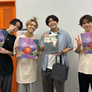 STUTS Instagram - 本日はtimeleszさんの横浜アリーナ公演にゲスト出演させてもらいました。
2年前にbutajiさんと作らせてもらった楽曲「Summer Ride」をMPCで演奏させてもらいました🥁
素敵な公演で、演奏中もライブを拝見させてもらってる時もとても楽しかったです🙏
佐藤さん、菊池さん、松島さん、スタッフの皆さま、ご覧いただいた皆さま、ありがとうございました！

#timelesz_episode0
