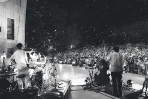 STUTS Instagram - STUTS "90 Degrees" LIVE at 日比谷公園大音楽堂、ありがとうございました！！！
昔から憧れていた日比谷野音で初めてライブできて感慨深かったです。
野音ということもあり、夏祭り的な感じでSTUTS Bandでお送りしました🌻

ゲストには発表されていた長岡亮介さん、KID FRESINOくん、JJJに加えて、シークレットゲストにKMCさん、仙人掌さん、北里彰久さん、Yo-Sea君、C.O.S.A.さん、Campanellaさん、BIM君、スチャダラパーの皆さま、PUNPEEさんをお迎えいたしました💫

ステージからの光景が素晴らしくて、最高な1日でした。
バンドメンバーの皆さま、ゲストの皆さま、スタッフの皆さま、そしてお越しいただいた皆さま、本当にありがとうございました！！！🙏

Band Member

岩見継吾[Ba]
仰木亮彦[Gt]
TAIHEI[Key]
吉良創太[Dr]
武嶋聡[Sax, Flute]

Guest

KMC
仙人掌
北里彰久
Yo-sea
C.O.S.A.
長岡亮介
KID FRESINO
Campanella
JJJ
BIM
スチャダラパー
PUNPEE

photo by Daiki Miura
(@shotby_dm ) & Renzo (@renzo1101 )