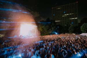 STUTS Instagram - STUTS "90 Degrees" LIVE at 日比谷公園大音楽堂、ありがとうございました！！！
昔から憧れていた日比谷野音で初めてライブできて感慨深かったです。
野音ということもあり、夏祭り的な感じでSTUTS Bandでお送りしました🌻

ゲストには発表されていた長岡亮介さん、KID FRESINOくん、JJJに加えて、シークレットゲストにKMCさん、仙人掌さん、北里彰久さん、Yo-Sea君、C.O.S.A.さん、Campanellaさん、BIM君、スチャダラパーの皆さま、PUNPEEさんをお迎えいたしました💫

ステージからの光景が素晴らしくて、最高な1日でした。
バンドメンバーの皆さま、ゲストの皆さま、スタッフの皆さま、そしてお越しいただいた皆さま、本当にありがとうございました！！！🙏

Band Member

岩見継吾[Ba]
仰木亮彦[Gt]
TAIHEI[Key]
吉良創太[Dr]
武嶋聡[Sax, Flute]

Guest

KMC
仙人掌
北里彰久
Yo-sea
C.O.S.A.
長岡亮介
KID FRESINO
Campanella
JJJ
BIM
スチャダラパー
PUNPEE

photo by Daiki Miura
(@shotby_dm ) & Renzo (@renzo1101 )