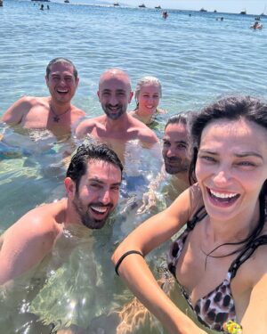 Saadet Işıl Aksoy Instagram - New second home.. ❤️🏠👫🏻👩🏼‍🤝‍👩🏻👬🏻💖 Son dakika yapılan planlara.. 🥂 #athens #summer24