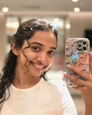 Saanve Megghana Instagram - “Woke up like this in 2024” 😂
Have a great 2024!! 

#newyear #2024 #mirrorselfie #selfie