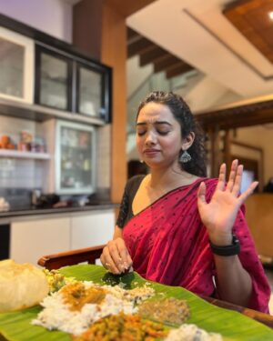 Saanve Megghana Instagram - Happy Vishu 🫂🌸
I LOVE SADHYA! @malavika.nambiar mom makes amazinggggggg! 
.
.
.
Pc : @malavika.nambiar and @vamsipujit 
.
.
.
#newyear #malayalam #foodie #pink #festival