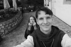 Sabin Tambrea Instagram - Seit 10 Jahren darf ich mit meinem fiesen, kleinen Hobbit durch die Welt tingeln und Geburtstage feiern - so auch heute. Happy Birthday, @alice.dwyer ! 
.
.
.
.
.
#10jahre10fotos #couplegoals #angry #little #hobbit