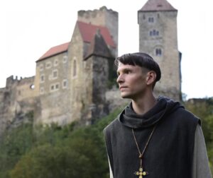 Sabin Tambrea Instagram - Liebe Gemeinde, zum Sonntag schicke ich euch viele Grüße mit einer Empfehlung zu einem Film, der mir sehr viel bedeutet. #narzissundgoldmund  kam wenige Tage vor dem ersten Lockdown ins Kino und hat damals all die Menschen nicht erreicht, die ihn hätten sehen wollen. Nun zeigt das #ZDF und @orf 2 unseren Film am Mittwoch, den 16.11. um 20:15 Uhr und ich wäre sehr glücklich, wenn ihr einschaltet! Bis dahin suche ich einige Setfotos raus und wünsche euch noch ein schönes Wochenende und viel Vergnügen mit unserem Film! Trailer in meiner Story. Xs 📷 (c) Jürgen Olczyk / @sonypictures.de #hermannhesse
