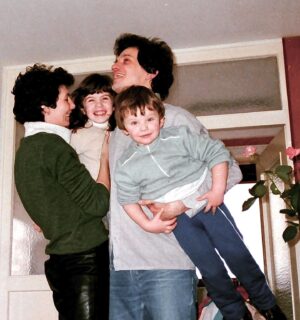 Sabin Tambrea Instagram - Vor 37 Jahren entstand dieses erste Foto meiner wiedervereinten Familie nach der Flucht vor einem Leben in der rumänischen Diktatur. Ich bin sehr aufgeregt, bald die ganze Geschichte dieses Moments mit euch zu teilen. VATERLÄNDER erscheint am 29.08.2024 beim @gutkind_verlag . Xs