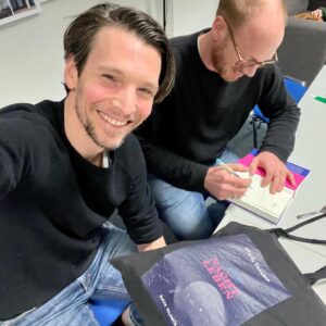 Sabin Tambrea Instagram - #Nachtleben gibt es jetzt auch als Taschenbuch! (Verlosung leider schon abgeschlossen: 6 Exemplare verschicke ich gerne mit Herbstblatt und Widmung, aber ohne (!) Katze. Einfach Kommentieren, heute Abend entscheidet das Los und morgen gehen die Sendungen pünktlich zum Valentinstag raus, so denn die Post wieder reibungslos zustellt.) Und da ich mit meinem Freund @johannvonbuelow nicht nur gemeinsam habe, dass wir zufällig die gleichen Klamotten tragen, sei euch auch sein #debütroman #Roxy ans Herz gelegt, der am 14.2. erscheint - Toitoitoi für die Veröffentlichung! Habt einen wundervollen Sonntag, ich hoffe, die Wahlschlangen in Berlin sind lang. Xs .
.
.
.
.

#Nachtleben, erschienen bei @atlantikverlag @hoffmannundcampeverlag | #Roxy erscheint beim
@rowohltverlag