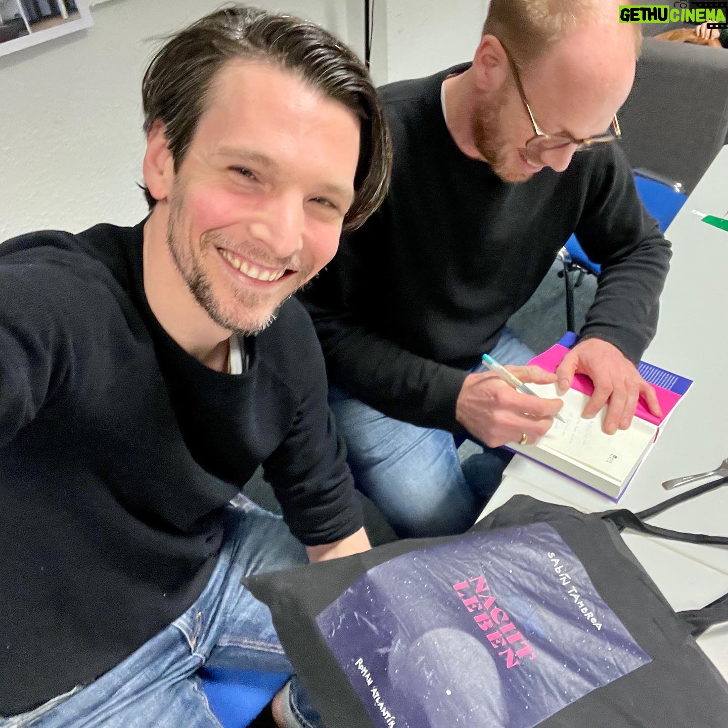 Sabin Tambrea - 4.6K Likes - #Nachtleben gibt es jetzt auch als Taschenbuch! (Verlosung leider schon abgeschlossen: 6 Exemplare verschicke ich gerne mit Herbstblatt und Widmung, aber ohne (!) Katze. Einfach Kommentieren, heute Abend entscheidet das Los und morgen gehen die Sendungen pünktlich zum Valentinstag raus, so denn die Post wieder reibungslos zustellt.) Und da ich mit meinem Freund @johannvonbuelow nicht nur gemeinsam habe, dass wir zufällig die gleichen Klamotten tragen, sei euch auch sein #debütroman #Roxy ans Herz gelegt, der am 14.2. erscheint - Toitoitoi für die Veröffentlichung! Habt einen wundervollen Sonntag, ich hoffe, die Wahlschlangen in Berlin sind lang. Xs .
.
.
.
.
#Nachtleben, erschienen bei @atlantikverlag @hoffmannundcampeverlag | #Roxy erscheint beim
@rowohltverlag