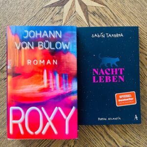 Sabin Tambrea Instagram - #Nachtleben gibt es jetzt auch als Taschenbuch! (Verlosung leider schon abgeschlossen: 6 Exemplare verschicke ich gerne mit Herbstblatt und Widmung, aber ohne (!) Katze. Einfach Kommentieren, heute Abend entscheidet das Los und morgen gehen die Sendungen pünktlich zum Valentinstag raus, so denn die Post wieder reibungslos zustellt.) Und da ich mit meinem Freund @johannvonbuelow nicht nur gemeinsam habe, dass wir zufällig die gleichen Klamotten tragen, sei euch auch sein #debütroman #Roxy ans Herz gelegt, der am 14.2. erscheint - Toitoitoi für die Veröffentlichung! Habt einen wundervollen Sonntag, ich hoffe, die Wahlschlangen in Berlin sind lang. Xs .
.
.
.
.

#Nachtleben, erschienen bei @atlantikverlag @hoffmannundcampeverlag | #Roxy erscheint beim
@rowohltverlag