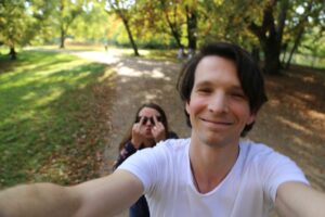 Sabin Tambrea Instagram - Seit 10 Jahren darf ich mit meinem fiesen, kleinen Hobbit durch die Welt tingeln und Geburtstage feiern - so auch heute. Happy Birthday, @alice.dwyer ! 
.
.
.
.
.
#10jahre10fotos #couplegoals #angry #little #hobbit