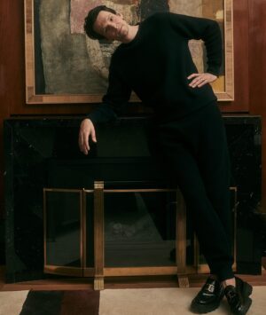 Sabin Tambrea Instagram - Dieses Wochenende im @icon.magazin !
Herzlichen Dank an @inga_griese für die Idee und das schöne, ausführliche Gespräch, @tods für den Style, @jonashuckstorf für die Fotos, @leongorman für hair makeup, 
 @pauli.be für das Licht (!) 
Und  @interprior für einfach alles, ihr wart ein wundervolles Team! Ich hoffe, ihr habt ein schönes Wochenende. 
Xs 
#tods #40gradimschatten #winterfashion @in.einem.land.film