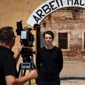 Sabin Tambrea Instagram - Mit dem heutigen 27. Januar, dem Tag des Gedenkens an die Opfer des Nationalsozialismus, möchte ich euch ein Projekt ans Herz legen, welches ich mit dem Jewish Chamber Orchestra München im Konzentrationslager Theresienstadt realisieren durfte, und das heute veröffentlicht wird:

„Die Neuaufnahme des Werks Die Weise von Liebe und Tod des Cornets Christoph Rilke mit dem Jewish Chamber Orchestra München. Der tschechisch-jüdische Komponisten Viktor Ullmann schrieb das Werk in Theresienstadt, wo er von 1942 bis 1944 interniert war. Die besonders aufwendige Aufnahme, die als 360°-Video zu erleben ist, wurde in mehreren Schritten aufgezeichnet: die Musik wurde im Studio aufgenommen, anschließend reisten Musiker und Sprecher zu Filmaufnahmen nach Theresienstadt, bei denen Musiker*innen in unterschiedlichen Räumen die Musik Ullmanns spielen. Online haben Nutzer*innen die Möglichkeit die Kameraregie zur Musik selbst zu übernehmen: sie können zwischen den einzelnen Bildspuren frei wechseln.

Wir wären euch sehr dankbar, wenn dieses Projekt viele Menschen erreicht. 

Über den Link in meiner Bio gelangt ihr zum 360°-Video, sowie zur Seite mit Schulmaterial für Lehrkräfte darunter. 
In den kommenden Wochen werden noch weitere Versionen des Videos veröffentlicht. 

Foto: Daniel Grossmann @kronos_muc78 
#neverforgett #remembranceday

@jewishchamberorchestramunich 
DANIEL GROSSMANN Dirigent
SABIN TAMBREA Sprecher
SANDOR GALGOCZI Konzertmeister 
SHELLEY SÖRENSEN Viola 
ANIKÓ ZEKE Violoncello 
MAXIMILIAN FRAAS Kontrabass 
NOEMI GYÖRI Flöte 
SOFIJA ASTAKHOV, EVGENI ORKIN Klarinette 
LUCA CHICHÉ Trompete 
FALK TÖPPERWIEN / JAKOB GRIMM Posaune 
DAAN WILMS / MORITZ KNAPP, SIMON MELZER Schlagwerk 
STEFAN FUSSEDER / PREDRAG TOMIC Akkordeon 
ANDREAS SKOURAS Klavier