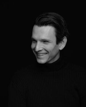 Sabin Tambrea Instagram - Etwas verspätet, aber nicht minder von Herzen: habt ein wundervolles, erfülltes und gesundes neues Jahr! Xs

Schön, dass es endlich geklappt hat, Danke für die Geduld 🙏 📷 (c) 
@men_by_petermuellerphotography / @peterulimax