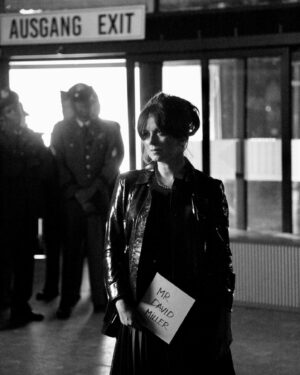 Sabin Tambrea Instagram - Deutsches Haus | #bts & #portrait Fotos 2022. Habt einen schönen Sonntag! .
.
.
.
.
#bw #theinterpreterofsilence Jetzt alle 5 Folgen nach dem #bestseller #DeutschesHaus von @frau_hess auf @disneyplus / @disneyplusde / @gaumont_de / #irisberben #ankeengelke #heinerlauterbach #maxvondergroeben #aaronaltaras #alicedwyer #sabintambrea #uwepreuss