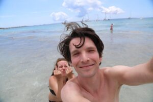 Sabin Tambrea Instagram - Seit 10 Jahren darf ich mit meinem fiesen, kleinen Hobbit durch die Welt tingeln und Geburtstage feiern - so auch heute. Happy Birthday, @alice.dwyer ! 
.
.
.
.
.
#10jahre10fotos #couplegoals #angry #little #hobbit