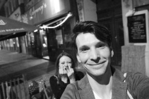 Sabin Tambrea Instagram - Seit 10 Jahren darf ich mit meinem fiesen, kleinen Hobbit durch die Welt tingeln und Geburtstage feiern - so auch heute. Happy Birthday, @alice.dwyer ! 
.
.
.
.
.
#10jahre10fotos #couplegoals #angry #little #hobbit