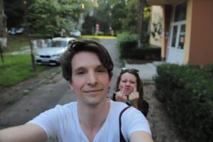 Sabin Tambrea Instagram - Seit 10 Jahren darf ich mit meinem fiesen, kleinen Hobbit durch die Welt tingeln und Geburtstage feiern - so auch heute. Happy Birthday, @alice.dwyer ! 
.
.
.
.
.
#10jahre10fotos #couplegoals #angry #little #hobbit