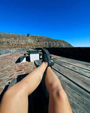 Sabina Rojková Instagram - Mějte krásné léto!🌞 Posílám pozdrav z mystického místa s pozůstatky třetihor ⛰️🌋🌴🌊