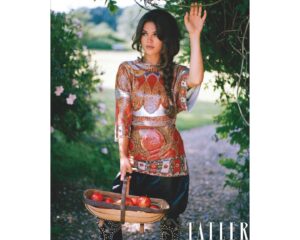 Sabrina Bartlett Instagram - Thankyou @tatlermagazine for making my countryside fantasyland dreams come true!
🍭🐓🍓🌾👒
Talking all things Larkins with the coolest @elizakdeniz_ 🐴 

A big shout out to the gang for the amazing vibes and beautiful work🙏🏼 
@sophiepera 
@olikearon 
@terrybarberonbeauty 
@oskarperahair 
@sjcommunications

#TheDarlingBudsOfMay #TheLarkins