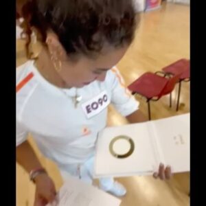 Sabrina Ouazani Instagram - J’étais déjà fière de savoir que j’allais porter la flamme olympique mais je ne savais pas que l’émotion allait tant me gagner en parcourant ma ville , mon chez moi , ces 200 mètres que j’ai fait en long en large et en travers dans mon enfance et mon adolescence ! 
Et puis la Mama … qui était là … alors forcément des larmes de joie . Merci La Courneuve pour cet accueil , mes Courneuviens vous êtes les meilleurs 💘! 
Merci à @paris2024 pour ce moment inoubliable ❤️‍🔥
Quel honneur !