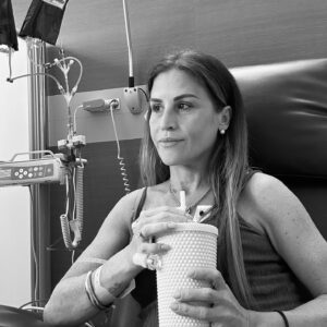 Sabrina Perquis Instagram - Chimio 1

Ce mot me terrifiait au point que je pensais qu’on ne pourrait jamais être associés. Pourtant, il m’a rattrapée… Pendant des semaines, je me demandais comment m’y préparer.

Puis, je me suis dit : « Sabrina, arrête de bloquer sur ce mot. Ce traitement va t’aider à avancer et contribuer à ta guérison… Ne vois rien d’autre. » Ne lis rien sur internet, écoute les conseils qu’on te donne, mais fais ta propre expérience. Toi qui as toujours prôné que chaque cas est différent.

Finalement, j’y suis allée, super détendue. Je sais que ce ne sera pas toujours comme ça. Mais à J 1, ça va. 

Le produit est officiellement dans mon corps …

Je suis tombée dans un endroit rassurant avec une super équipe
Mon fils a tenu à m’accompagner..❤️
. Hier, j’ai marché 45 minutes et bu 3 litres d’eau. J’ai faim. Ce matin, j’ai encore marché et sentir mon corps fonctionner sans trop de difficulté me booste mentalement.

Un jour après l’autre, un très long combat m’attend. Il sera difficile, ça sera pas toujours le même mood ni  la même énergie mais quand ça va on prend et tant qu’on est debout, on avance.

Merci infiniment pour tout ce soutien qui me porte au quotidien. Merci d’être avec moi, même dans cette aventure pas très joyeuse.

❤️❤️❤️

#cancerdusein🎀