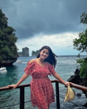 Sadia Ayman Instagram - Meet me where the sky touches the sea. 🌊🧜‍♀️