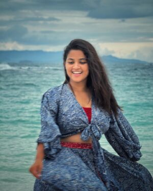 Sadia Ayman Instagram - Smell the sea and feel the sky. Let your soul & spirit fly. 🕊️