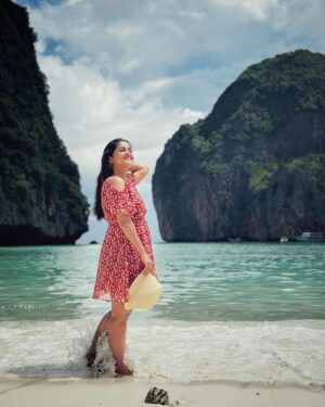 Sadia Ayman Instagram - Meet me where the sky touches the sea. 🌊🧜‍♀️