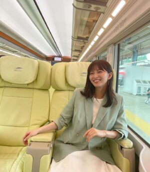 Sae Okazaki Instagram - 近鉄の観光特急「しまかぜ」
PR動画に出演させて頂きました。

大迫力の車窓とリクライニングシート
カフェ車両もあって贅沢で上質な空間が広がるしまかぜ。
移動の時間が豊かになります🚄

旅の始まりから素敵な思い出！！
是非、皆さんもしまかぜに乗って伊勢志摩へ☺️

 #しまかぜ #近鉄 #伊勢志摩 #横山展望台 #志摩観光ホテル #フォトジェニック伊勢志摩